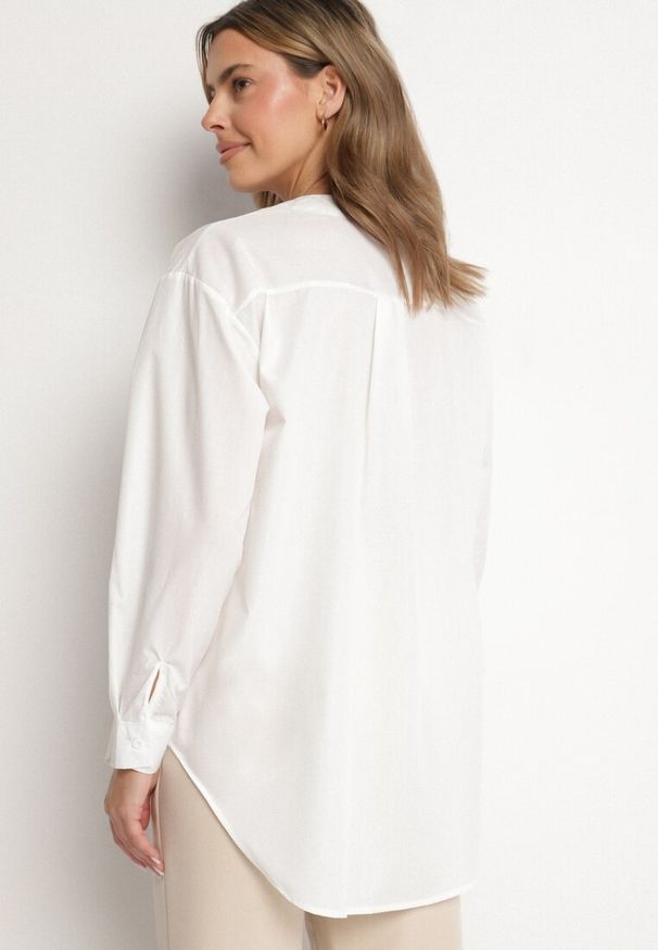 Born2be - Biała Koszula z Bawełną i Wiskozą Ozdobiona Aplikacjami Morbia. Okazja: na co dzień. Kolor: biały. Materiał: wiskoza, bawełna. Długość: długie. Wzór: aplikacja. Styl: casual, klasyczny