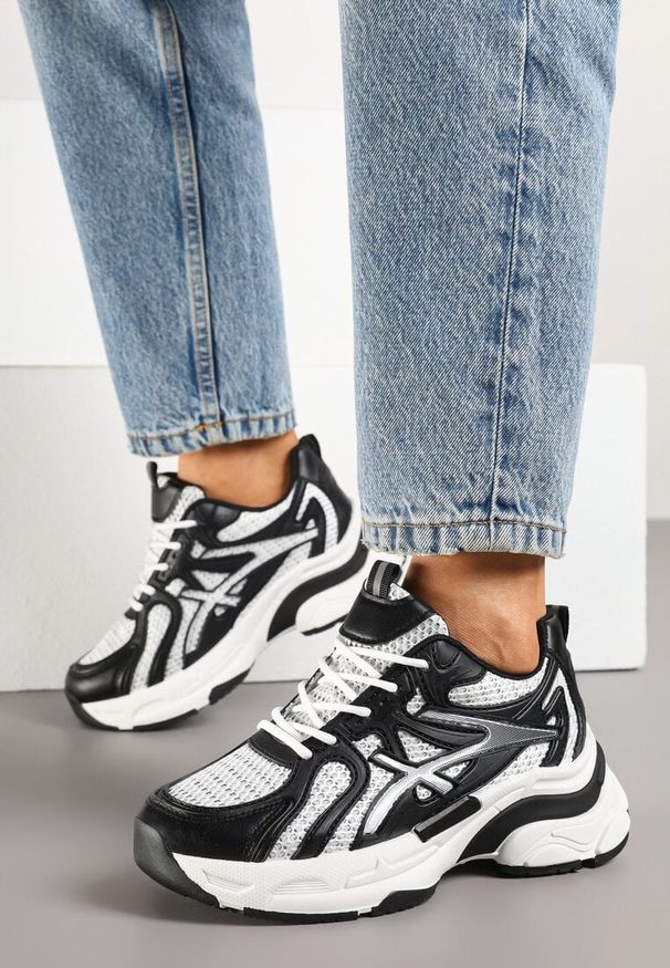 Born2be - Czarne Sneakersy Ozdobione Geometrycznym Wzorem Erraza. Okazja: na co dzień, na spacer. Kolor: czarny. Materiał: jeans. Wzór: aplikacja, geometria. Sport: turystyka piesza