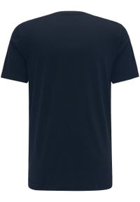 Mustang - MUSTANG ALEX C PRINT MĘSKI T-SHIRT KOSZULKA LOGO TEE DARK SAPPHIRE 1015051 4136. Okazja: na co dzień. Materiał: bawełna, jeans, materiał, skóra. Wzór: nadruk. Sezon: lato. Styl: klasyczny, elegancki, casual #3