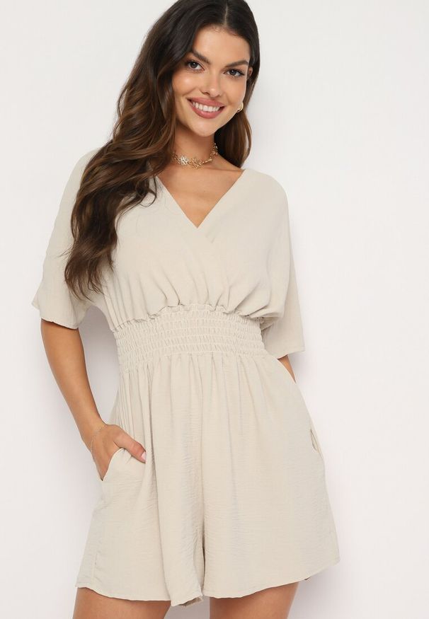 Born2be - Beżowy Kombinezon z Zakładkowym Dekoltem i Gumką w Talii Belandrea. Okazja: na co dzień. Kolor: beżowy. Materiał: jeans. Długość rękawa: krótki rękaw. Długość: krótkie. Sezon: lato. Styl: casual, elegancki, sportowy