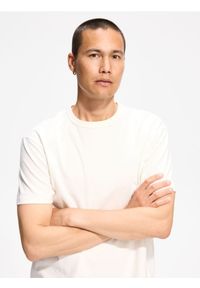 Reserved - Gładki t-shirt comfort fit - złamana biel. Materiał: bawełna, dzianina. Wzór: gładki #1