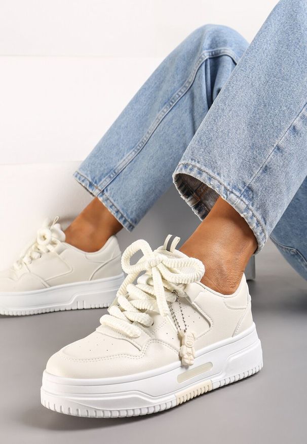 Born2be - Beżowe Sneakersy na Grubej Podeszwie z Perforacją z Gumową Odczepianą Ozdobą Faer. Kolor: beżowy. Materiał: guma. Wzór: aplikacja
