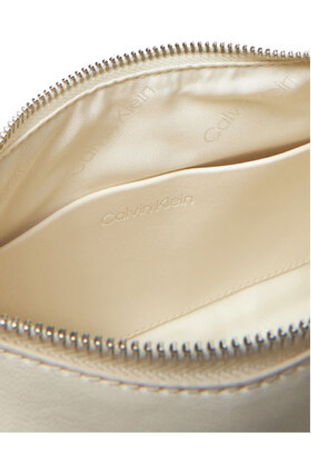 Calvin Klein Torebka Hardware Strap Medium Crossbody K60K613028 Biały. Kolor: biały. Materiał: skórzane