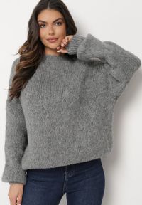Born2be - Ciemnoszary Sweter o Klasycznym Prostym Kroju z Domieszką Wełny i Wiskozy Sezisya. Okazja: na co dzień. Kolor: szary. Materiał: wełna, wiskoza. Długość rękawa: długi rękaw. Długość: długie. Wzór: aplikacja. Sezon: zima, jesień. Styl: klasyczny #5