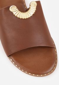 Renee - Ciemnobrązowe Klapki VICES Ozdobione Wycięciami i Metaliczną Aplikacją Genereida. Kolor: brązowy. Wzór: aplikacja #3