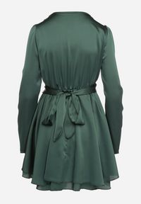 Born2be - Ciemnozielona Satynowa Sukienka Mini z Głębokim Dekoltem i Wiązaniem z Tyłu Liadan. Okazja: na imprezę. Kolor: zielony. Materiał: satyna. Styl: elegancki. Długość: mini #4