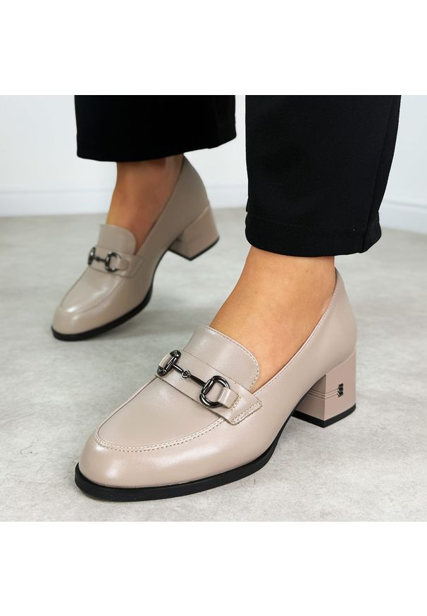 Beżowe skórzane mokasyny damskie na obcasie Vinceza 18116. Okazja: na co dzień. Nosek buta: okrągły. Kolor: beżowy. Szerokość cholewki: normalna. Wzór: aplikacja. Materiał: skóra. Sezon: wiosna, lato, jesień. Obcas: na obcasie. Styl: casual, klasyczny, elegancki. Wysokość obcasa: średni