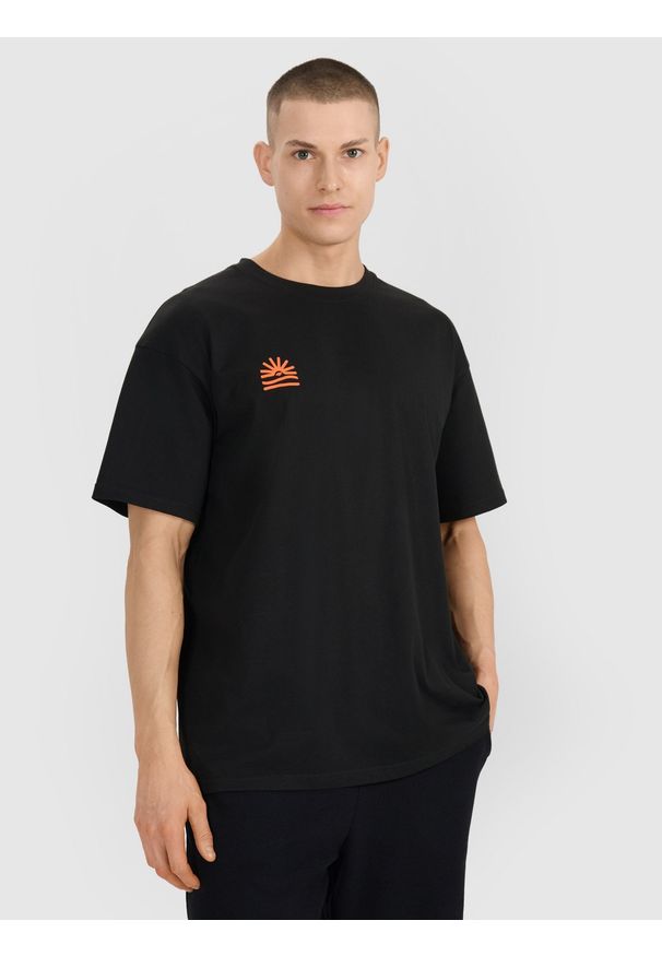 4f - 4F T-shirt oversize z nadrukiem męski - czarny M. Okazja: na co dzień. Kolor: czarny. Materiał: bawełna, tkanina, jersey. Długość rękawa: krótki rękaw. Długość: krótkie. Wzór: nadruk. Styl: klasyczny, casual, sportowy