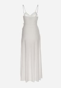 Born2be - Biała Koktajlowa Sukienka z Kopertowym Dekoltem na Ramiączkach z Ozdobną Falbanką Nestasi. Okazja: na co dzień. Kolor: biały. Długość rękawa: na ramiączkach. Typ sukienki: kopertowe. Styl: wizytowy #6