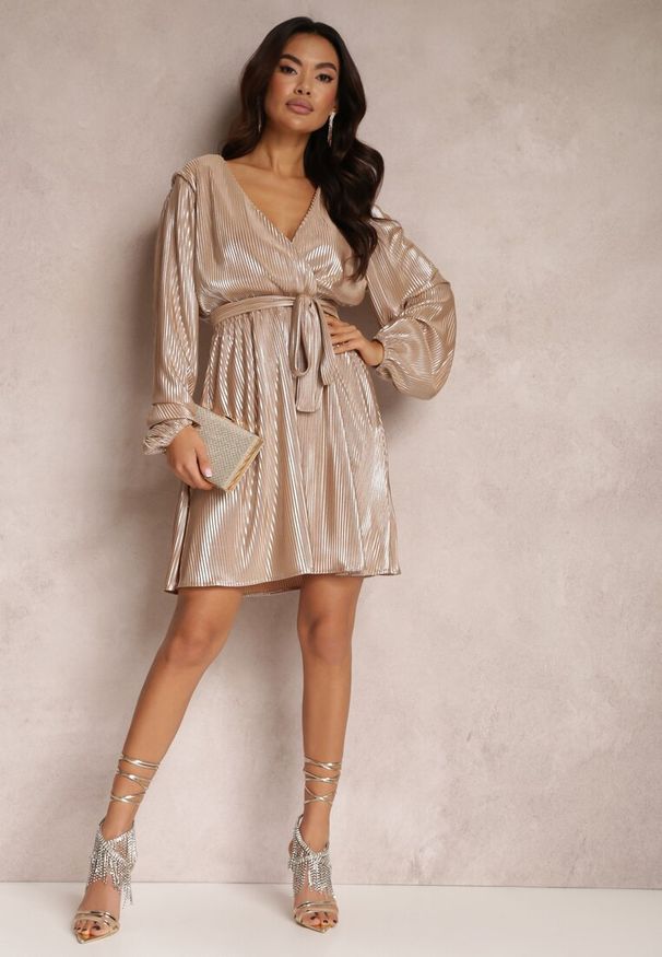 Renee - Beżowo-Złota Błyszcząca Sukienka Kopertowa Jarnei. Typ kołnierza: dekolt kopertowy. Kolor: beżowy. Materiał: tkanina. Wzór: aplikacja, kropki. Typ sukienki: kopertowe. Styl: elegancki. Długość: mini