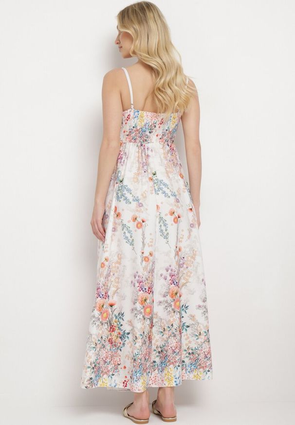 Born2be - Biała Sukienka Megeusa. Kolor: biały. Długość rękawa: na ramiączkach. Wzór: kwiaty, nadruk. Typ sukienki: dopasowane. Długość: maxi