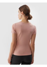 4f - T-shirt regular nadrukiem damski - pudrowy róż. Kolor: różowy. Materiał: włókno, elastan, materiał. Wzór: nadruk