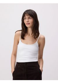 Reserved - Gładki top na ramiączkach - biały. Kolor: biały. Materiał: dzianina. Długość rękawa: na ramiączkach. Długość: krótkie. Wzór: gładki #1