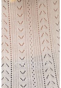 Guess kardigan damski kolor beżowy lekki. Kolor: beżowy. Długość rękawa: długi rękaw. Długość: długie. Wzór: ze splotem #2