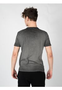 Guess T-Shirt "Patch" | X3GI08KAK90 | Mężczyzna | Szary. Okazja: na co dzień. Kolor: szary. Materiał: bawełna. Wzór: aplikacja. Styl: klasyczny, casual, elegancki #3