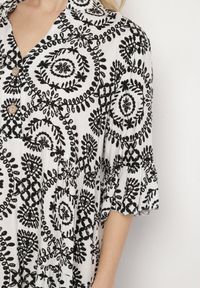 Born2be - Biało-Czarna Bawełniana Sukienka Rozkloszowana z Guzikami Janisse. Okazja: na co dzień. Kolor: czarny. Materiał: bawełna. Typ sukienki: rozkloszowane, proste. Styl: klasyczny, casual, elegancki #5