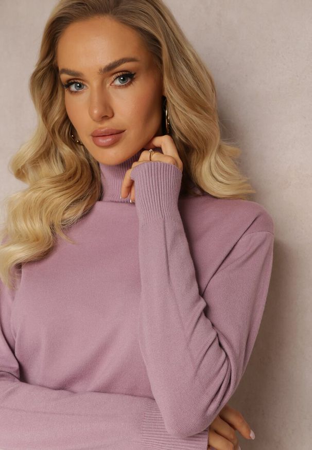 Renee - Różowy Sweter Golf o Dopasowanym Fasonie z Wiskozą Nalexa. Typ kołnierza: golf. Kolor: różowy. Materiał: wiskoza. Długość rękawa: długi rękaw. Długość: długie. Sezon: zima, jesień. Styl: klasyczny