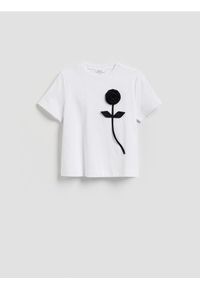 Reserved - T-shirt z kwiatową aplikacją - biały. Kolor: biały. Materiał: dzianina, bawełna. Wzór: kwiaty, aplikacja #1