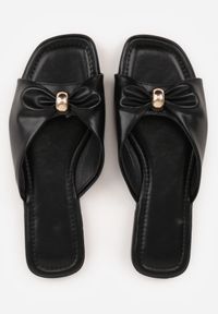 Born2be - Czarne Płaskie Klapki z Metaliczną Aplikacją na Marszczonym Pasku Lilaya. Okazja: na co dzień. Kolor: czarny. Materiał: len. Wzór: aplikacja. Styl: elegancki, casual #6