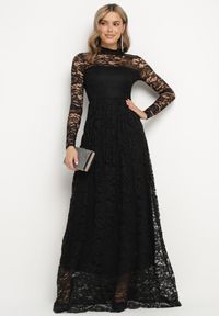 Born2be - Czarna Rozkloszowana Sukienka z Koronki ze Stójką i Gumką w Talii Delaviae. Okazja: na imprezę. Typ kołnierza: kołnierzyk stójkowy. Kolor: czarny. Materiał: koronka. Wzór: koronka. Styl: elegancki #2