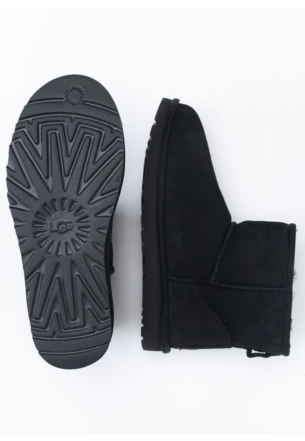 Ugg - UGG W Classic Mini II Buty zimowe damskie. Okazja: na plażę. Kolor: czarny. Materiał: materiał. Sezon: zima. Styl: młodzieżowy