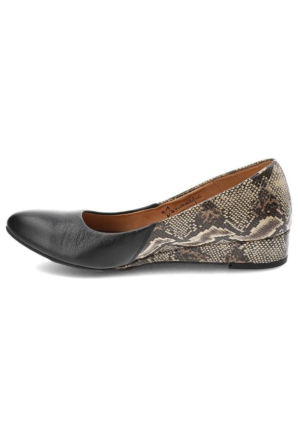 Czarne Czółenka Maciejka Damskie Eleganckie Buty. Okazja: na co dzień. Zapięcie: bez zapięcia. Kolor: czarny. Materiał: skóra. Szerokość cholewki: normalna. Obcas: na koturnie. Styl: elegancki. Wysokość obcasa: średni