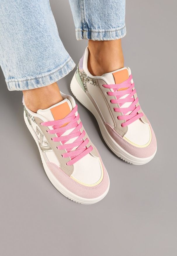 Renee - Różowo-Beżowe Sneakersy Ozdobione Metalicznymi Aplikacjami i Brokatem Pilliossa. Okazja: na co dzień. Zapięcie: sznurówki. Kolor: różowy. Materiał: jeans, skóra. Wzór: aplikacja. Obcas: na obcasie. Wysokość obcasa: niski