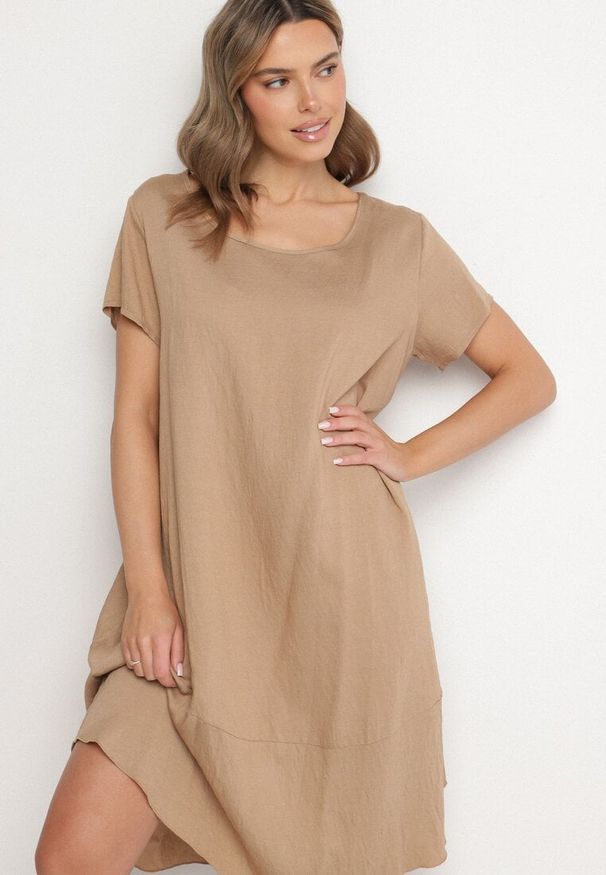 Born2be - Ciemnobeżowa Rozkloszowana Wiskozowa Sukienka Trivoria. Okazja: na co dzień. Kolor: beżowy. Materiał: wiskoza. Długość rękawa: krótki rękaw. Typ sukienki: rozkloszowane. Styl: elegancki, casual
