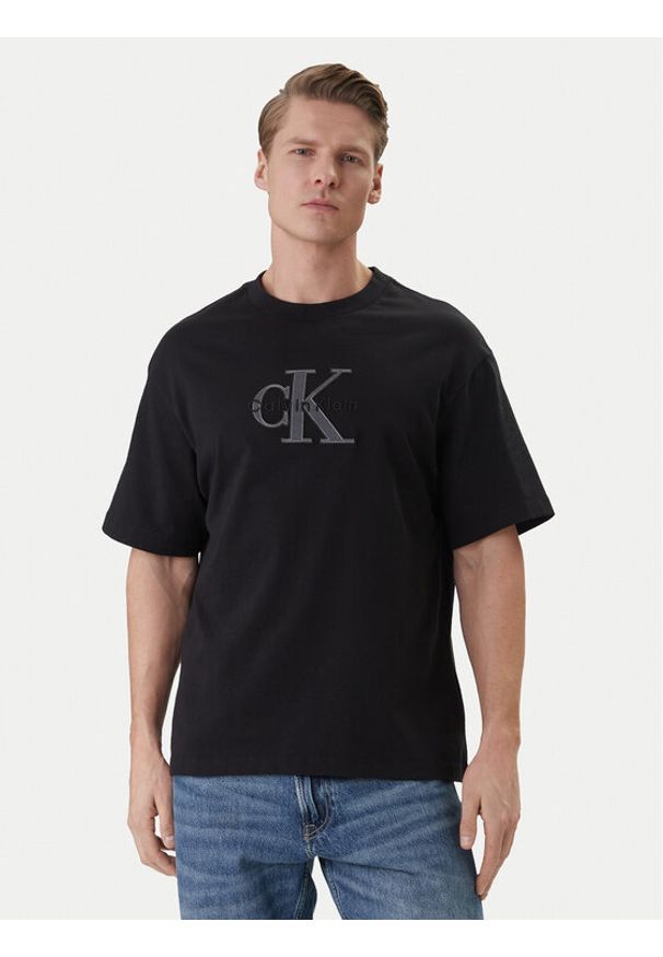 Calvin Klein Jeans T-Shirt LV04RF819G Czarny Regular Fit. Kolor: czarny. Materiał: bawełna