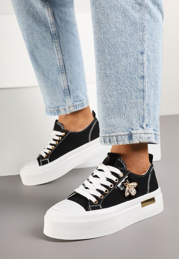 Renee - Czarne Trampki na Platformie z Biżuteryjną Aplikacją Gonessa. Okazja: na co dzień. Kolor: czarny. Materiał: jeans. Wzór: aplikacja. Obcas: na platformie. Styl: elegancki, casual, klasyczny