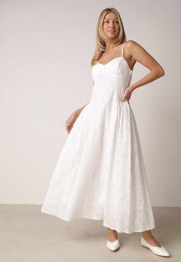 Born2be - Biała Ażurowa Sukienka z Bawełny o Rozkloszowanym Kroju na Ramiączkach Cheriny. Okazja: na co dzień, na imprezę. Kolor: biały. Materiał: bawełna. Długość rękawa: na ramiączkach. Wzór: ażurowy. Sezon: lato. Typ sukienki: proste. Styl: casual, elegancki