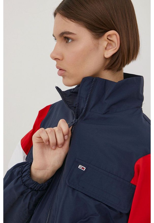 Tommy Jeans kurtka damska kolor granatowy przejściowa. Kolor: niebieski. Materiał: materiał, bawełna
