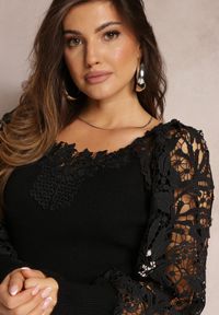 Renee - Czarna Mini Dopasowana Sukienka ze Sweterkowej Dzianiny i Rękawami z Koronki Frankissa. Kolor: czarny. Materiał: dzianina, koronka. Wzór: koronka. Sezon: jesień, wiosna, zima. Długość: mini #5