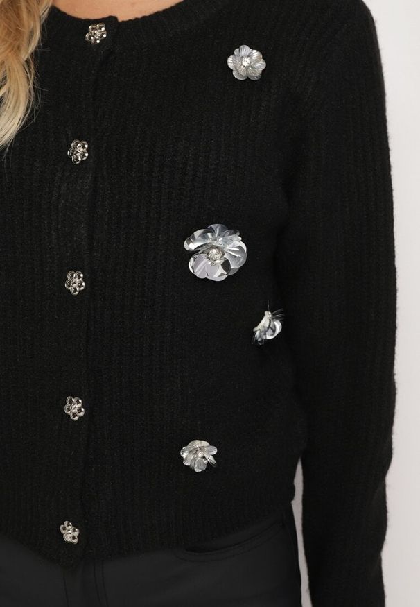 Born2be - Czarny Rozpinany Kardigan z Wełną Ozdobiony Metalicznymi Kwiatami Zemilaine. Okazja: na co dzień. Kolor: czarny. Materiał: wełna. Wzór: aplikacja, kwiaty. Styl: klasyczny, casual, elegancki