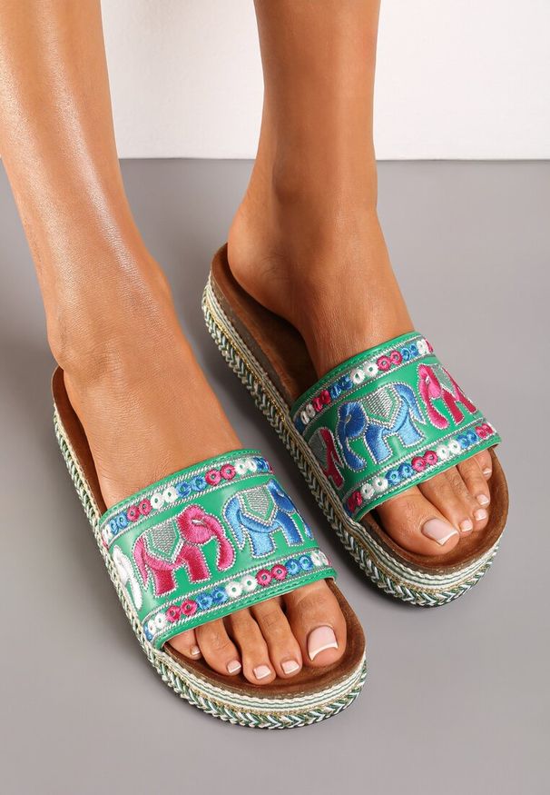 Renee - Zielone Klapki na Podeszwie w Paski z Haftowanym Motywem Słoni Istgare. Okazja: na plażę, na co dzień, na spacer. Kolor: zielony. Materiał: len. Wzór: paski, haft. Sezon: lato. Obcas: na płaskiej podeszwie, na obcasie. Styl: casual, boho. Wysokość obcasa: niski