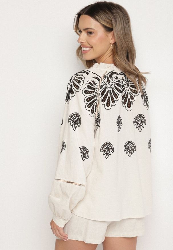 Born2be - Beżowa Bawełniana Bluzka ze Wzorem Boho Nilowena. Okazja: na co dzień. Kolor: beżowy. Materiał: bawełna. Wzór: aplikacja. Styl: boho