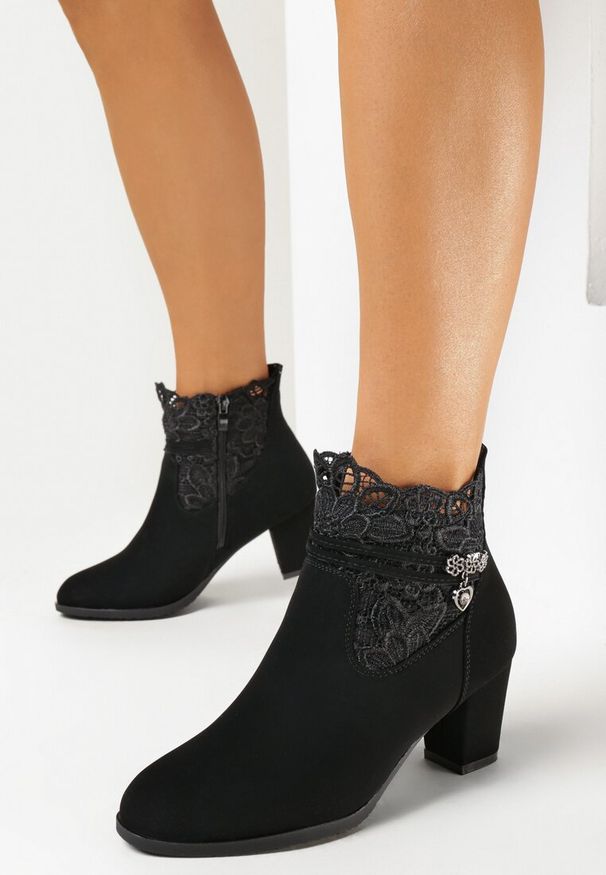 Born2be - Czarne Botki Ozdobione Ażurową Koronką i Zawieszką Crezella. Nosek buta: okrągły. Zapięcie: zamek. Kolor: czarny. Materiał: koronka. Wzór: ażurowy, aplikacja, koronka. Sezon: jesień, zima. Obcas: na obcasie. Styl: klasyczny. Wysokość obcasa: średni