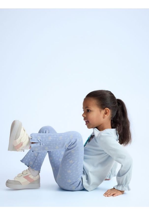 Reserved - Legginsy flare z kokardkami - jasnoniebieski. Kolor: niebieski. Materiał: tkanina, bawełna