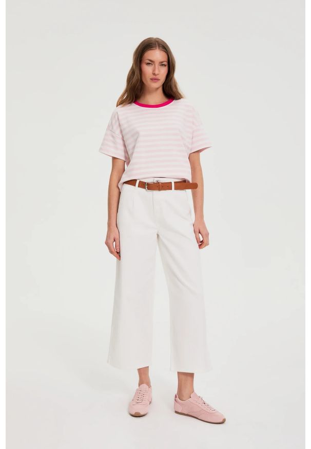 MOODO - Jeansy z szerokimi nogawkami białe. Kolor: biały