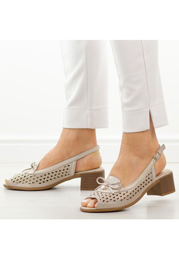 Złote sandały damskie na obcasie M.Daszyński Sa262-2. Okazja: na co dzień, na ślub cywilny, na spotkanie biznesowe, na wesele. Kolor: złoty. Materiał: skóra. Sezon: wiosna, lato. Obcas: na obcasie. Styl: biznesowy, elegancki, casual, klasyczny, wizytowy. Wysokość obcasa: średni