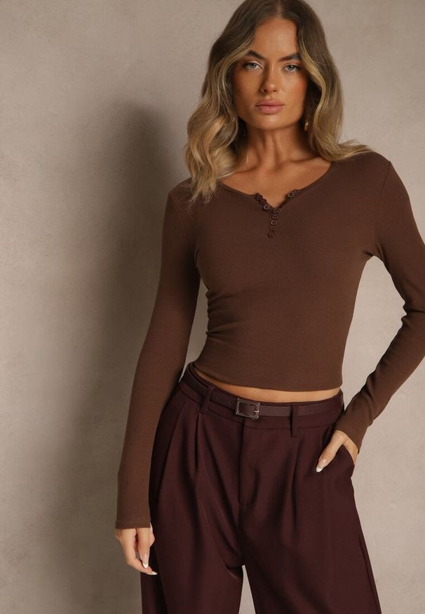 Renee - Brązowa Bawełniana Bluzka Longsleeve z Prążkowanej Tkaniny z Guziczkami Amandria. Okazja: na co dzień. Kolor: brązowy. Materiał: tkanina, prążkowany, bawełna. Długość rękawa: długi rękaw. Styl: casual