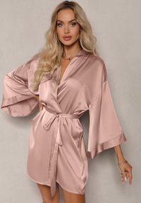 Renee - Ciemnoróżowy Szlafrok z Satyny Wykończony Paskiem Rivathena. Typ kołnierza: dekolt w kształcie V. Kolor: różowy. Materiał: satyna #6