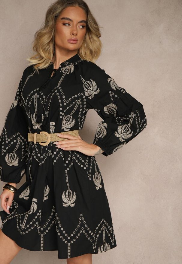 Renee - Czarna Bawełniana Sukienka Ozdobiona Palmowym Haftem Sarlio. Okazja: na co dzień. Kolor: czarny. Materiał: bawełna. Wzór: aplikacja, haft. Styl: elegancki, casual