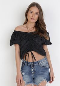 Born2be - Czarna Bluzka Aethenis. Typ kołnierza: dekolt hiszpanka. Kolor: czarny. Materiał: jeans. Długość: krótkie