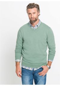 Sweter z dekoltem w serek bonprix jasnozielony. Typ kołnierza: dekolt w serek. Kolor: zielony. Materiał: dzianina. Wzór: ze splotem, gładki. Styl: klasyczny #6