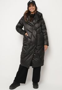 Born2be - Czarna Kurtka z Pikowanymi Przeszyciami Kapturem i Asymetrycznym Zapięciem Hedirida. Okazja: na co dzień, do pracy, na spotkanie biznesowe. Kolor: czarny. Materiał: jeans, zamsz, dzianina. Styl: biznesowy, klasyczny, casual, elegancki #1