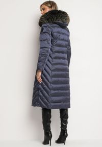 Born2be - Granatowa Pikowana Kurtka Zimowa o Długim Kroju z Odpinanym Kapturem z Futrem Mintoria. Okazja: na co dzień. Kolor: niebieski. Materiał: futro. Długość: długie. Sezon: zima. Styl: casual, elegancki #2