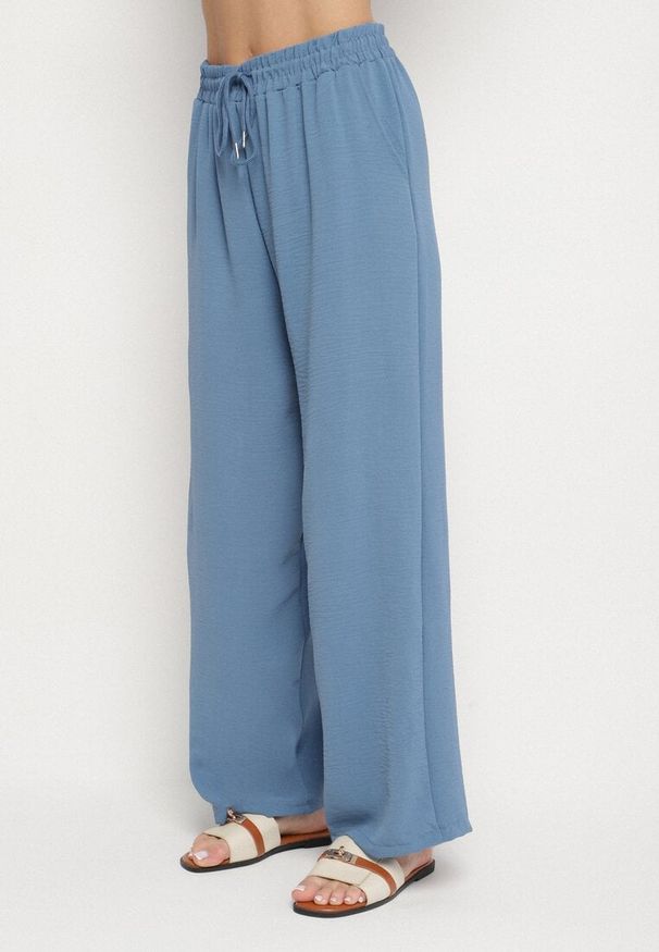 Born2be - Jasnoniebieski Komplet z Wiskozą Koszulka z Krótkim Rękawem i Luźne Spodnie na Gumce z Kieszniami Efraline. Kolor: niebieski. Materiał: wiskoza