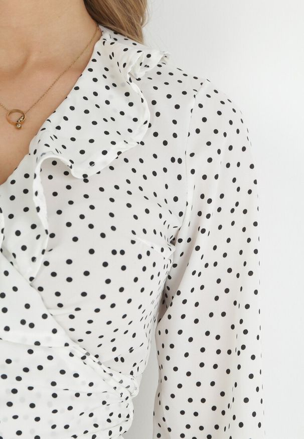 Born2be - Biała Kopertowa Sukienka z Falbankami w Kropki Bamia. Typ kołnierza: kołnierz z falbankami. Kolor: biały. Wzór: kropki. Typ sukienki: kopertowe