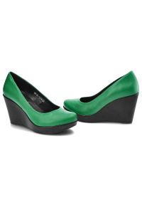 Zielone Czółenka Karino Damskie Półbuty Na Koturnie. Okazja: do pracy, na co dzień, na spotkanie biznesowe. Zapięcie: bez zapięcia. Kolor: zielony. Materiał: skóra. Szerokość cholewki: normalna. Wzór: gładki. Obcas: na koturnie. Styl: casual, klasyczny, biznesowy #3